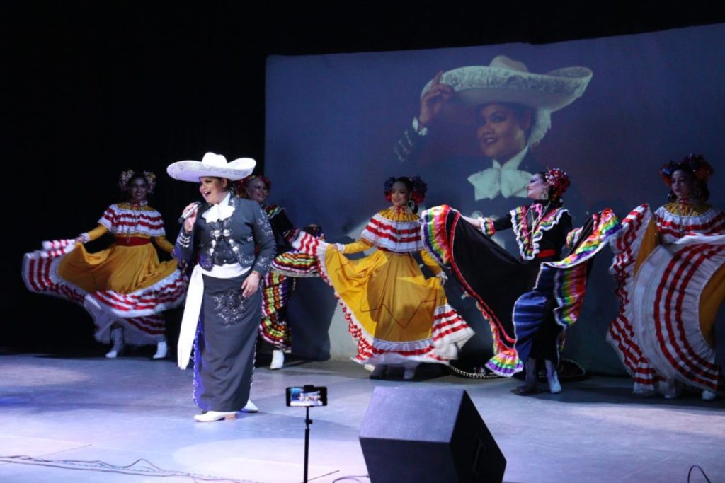 Solista con vaile folclorico